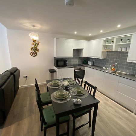 Modern 2 Bedroom Apartment, With Car Parking. Bitton Kültér fotó