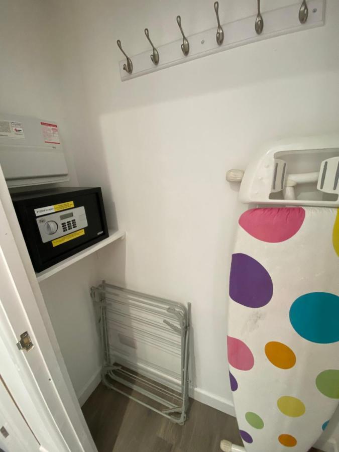 Modern 2 Bedroom Apartment, With Car Parking. Bitton Kültér fotó
